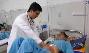 Bóc tách khối u nặng hơn 5 kg cho nam bệnh nhân