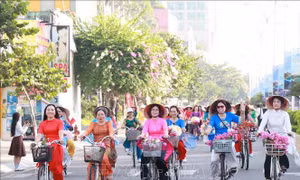Trên 2.000 phụ nữ diễu hành áo dài bằng xe đạp ven vịnh Nha Trang