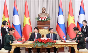 Chủ tịch nước Lương Cường và Tổng bí thư, Chủ tịch nước Thongloun Sisoulith chứng kiến lễ ký văn kiện hợp tác giữa hai nước 