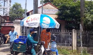 Điện lực Hà Nội cung cấp nước uống miễn phí cho người dân trong ngày nắng nóng