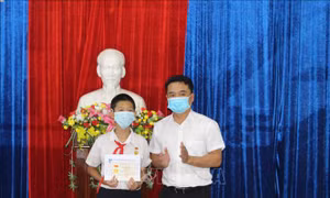 Trao tặng huy hiệu 'Tuổi trẻ dũng cảm' cho học sinh cứu bạn đuối nước