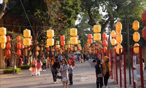 Sôi động không khí du Xuân tại các điểm di tích, vui chơi ở Hà Nội