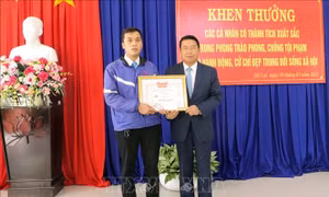 Khen thưởng lái xe trả lại bọc tiền 190 triệu đồng cho du khách bỏ quên