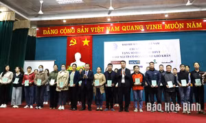 Tặng sổ bảo hiểm xã hội, thẻ bảo hiểm y tế đến người khó khăn tại tỉnh Hòa Bình