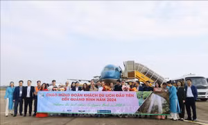 Đón chào đoàn khách du lịch đầu tiên của năm mới đến Quảng Bình