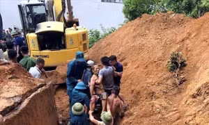 Kịp thời cứu sống một người dân sau 1 giờ bị vùi lấp do sạt lở đất