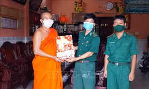 Thăm, tặng quà một số điểm chùa ở Sóc Trăng nhân dịp lễ Sene Dolta