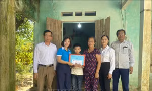 Phụ nữ Thanh Hóa đỡ đầu hàng nghìn trẻ em mồ côi, khó khăn