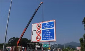Cắm biển, phân luồng trên tuyến cao tốc Cam Lộ - La Sơn