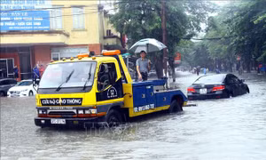Mưa lớn khiến giao thông tại thành phố Vinh tê liệt