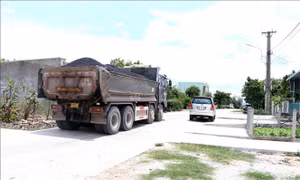 Xe chở đá dăm… 'băm nát' đường ở Gia Lai 
