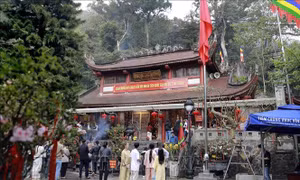 Hàng nghìn du khách, phật tử về chiêm bái tại Khu danh thắng Tây Thiên (Phú Thọ)