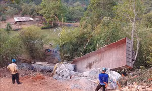 Xe tải chở xi măng rơi xuống vực, 3 người bị thương nặng