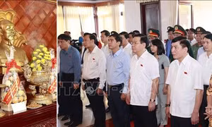 Chủ tịch Quốc hội dâng hương, dâng hoa tưởng niệm Chủ tịch Hồ Chí Minh 