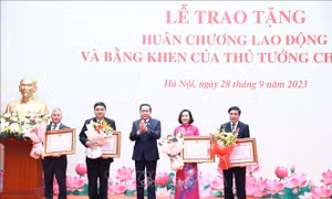 Lễ trao tặng Huân chương Lao động và Bằng khen các tập thể, cá nhân thuộc các cơ quan của Quốc hội