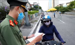 'Phân luồng' chống COVID-19 ở Hà Nội và kinh nghiệm từ EU