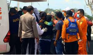 Mưa bão đánh chìm nhiều tàu, thuyền ở Indonesia