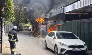 Năm ô tô và hàng chục xe máy bị cháy tại điểm trông giữ