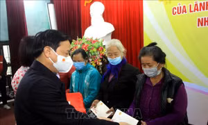 Trao quà Tết cho gia đình chính sách, công nhân, hộ nghèo tại Thái Bình