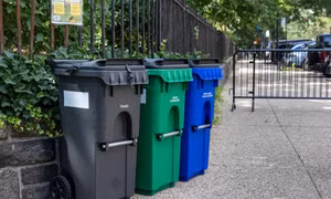 Thùng rác có nắp đậy chính thức 'lên' phố ở New York