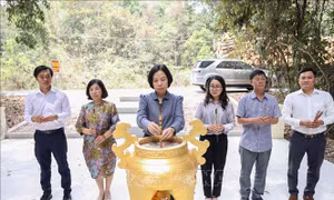 Dâng hương tưởng niệm các Anh hùng Liệt sỹ Thông tấn xã Giải phóng