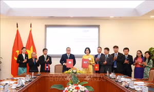 Tổng giám đốc Thông tấn xã Việt Nam Vũ Việt Trang hội đàm với Tổng giám đốc Thông tấn xã Pathet Lào 