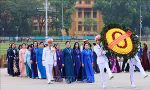 Đại biểu dự Đại hội Phụ nữ toàn quốc vào Lăng viếng Chủ tịch Hồ Chí Minh