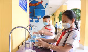 Bến Tre: Mang nước sạch đến học đường vùng biển mặn