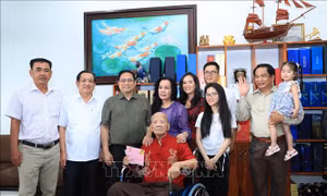 Thủ tướng thăm, chúc Tết gia đình cách mạng tại Cần Thơ 
