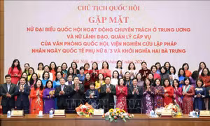 Chủ tịch Quốc hội gặp mặt các nữ đại biểu Quốc hội chuyên trách ở Trung ương