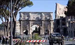 Công trình Khải hoàn môn Constantine ở Italy bị sét đánh gây hư hại