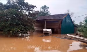 Hàng trăm nhà dân ở huyện miền núi Quảng Bình ngập sâu do mưa lớn