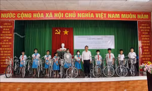 Tiếp sức học sinh có hoàn cảnh khó khăn đến trường