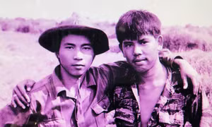 Gặp lại hai người lính trong ảnh