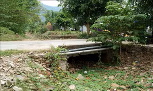 Sống gần đập nước vẫn thiếu nước sinh hoạt