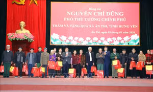 Phó Thủ tướng Nguyễn Chí Dũng thăm, tặng quà gia đình chính sách, hộ nghèo tại Hưng Yên