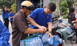 Trao tặng nước ngọt và bồn chứa cho người dân vùng hạn mặn