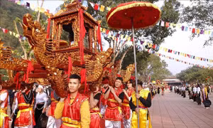 Hàng nghìn du khách tham dự Lễ hội Chùa Tiên