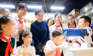 Phu nhân Ngô Phương Ly thăm Trung tâm giao lưu khoa học văn hóa thanh thiếu niên Tống Khánh Linh