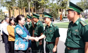 Chủ tịch Quốc hội: Mỗi người dân là một cột mốc sống