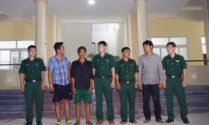 Hai ngư dân gặp nạn được tàu cá Bình Định đưa vào bờ an toàn