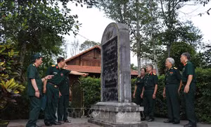 Thăm Chỉ huy Sở tiền phương của Bộ đội Trường Sơn