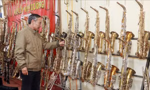 Độc đáo nghề sửa kèn đồng duy nhất cả nước