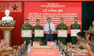Khen thưởng tập thể, cá nhân trong điều tra vụ cướp tiệm vàng ở Hải Dương 