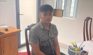 Tạm giữ 2 thanh niên mang súng đi uống cà phê