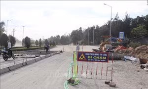 Khắc phục hư hỏng mặt đường trên Quốc lộ 24C qua cảng Dung Quất