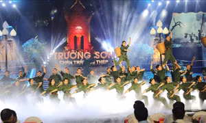 Hào hùng Chương trình nghệ thuật đặc biệt 'Trường Sơn - Chân trần chí thép'