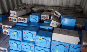 Phát hiện vụ vận chuyển hơn 28 tấn bình ắc quy đã qua sử dụng