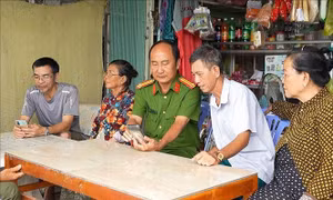 Công an cơ sở - 'Cầu nối số' đưa dịch vụ công đến từng nhà