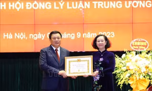 Trao Huy hiệu  40 năm tuổi Đảng tặng Giáo sư -Tiến sỹ Nguyễn Xuân Thắng